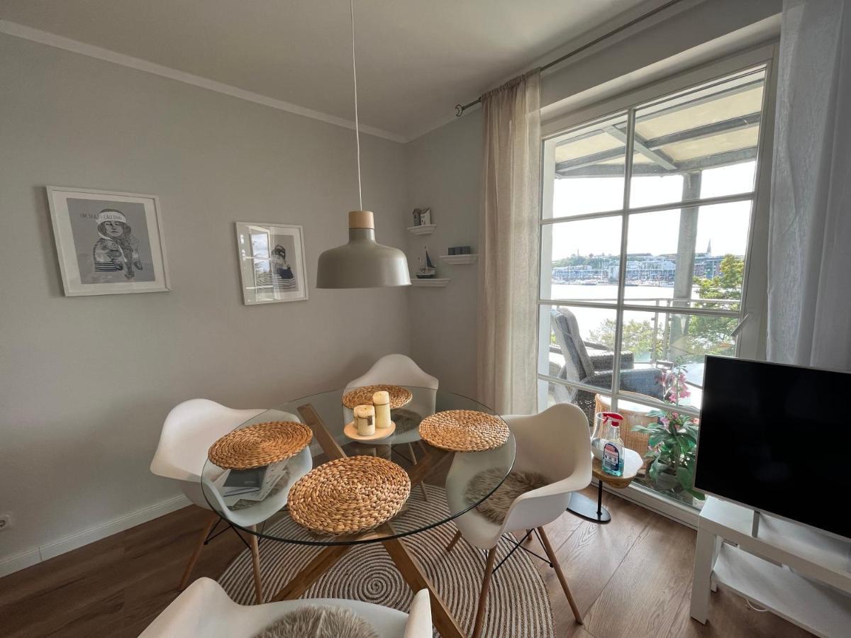 Traumwohnung Mit Stadthafen-Panorama! Zwei Schlafzimmer, Parkplatz Rostock Esterno foto