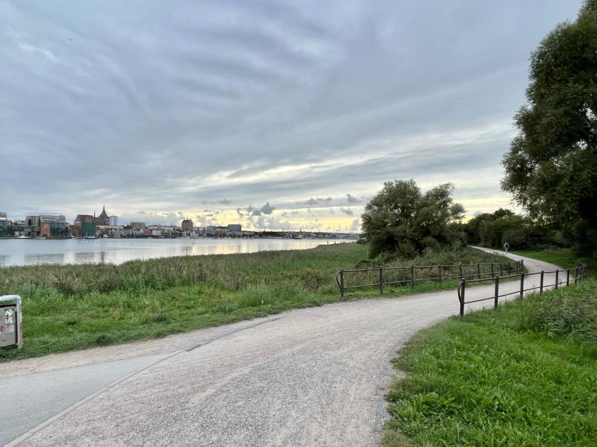 Traumwohnung Mit Stadthafen-Panorama! Zwei Schlafzimmer, Parkplatz Rostock Esterno foto
