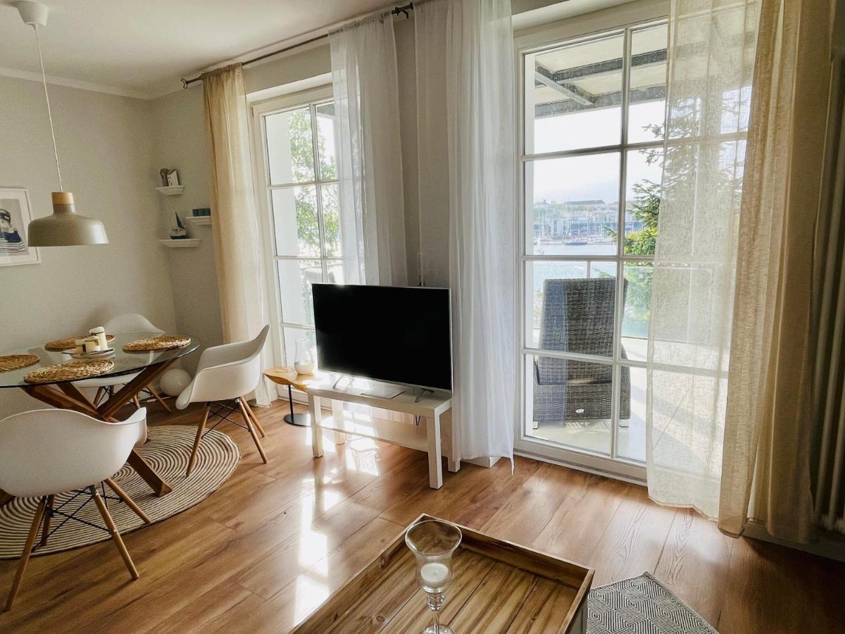 Traumwohnung Mit Stadthafen-Panorama! Zwei Schlafzimmer, Parkplatz Rostock Esterno foto