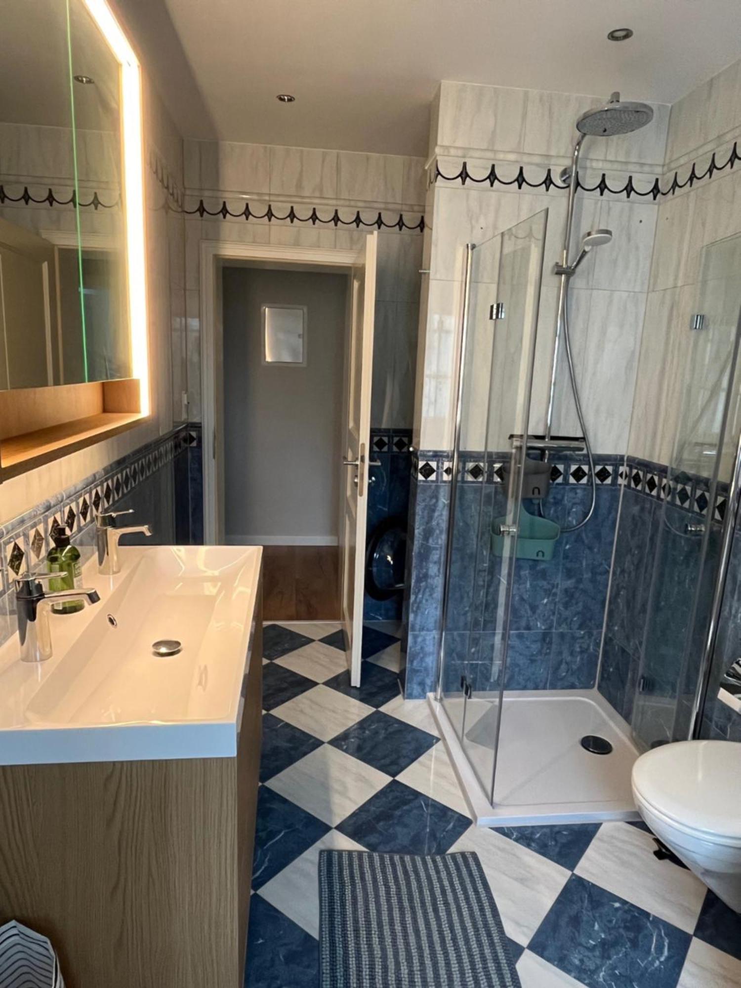 Traumwohnung Mit Stadthafen-Panorama! Zwei Schlafzimmer, Parkplatz Rostock Esterno foto